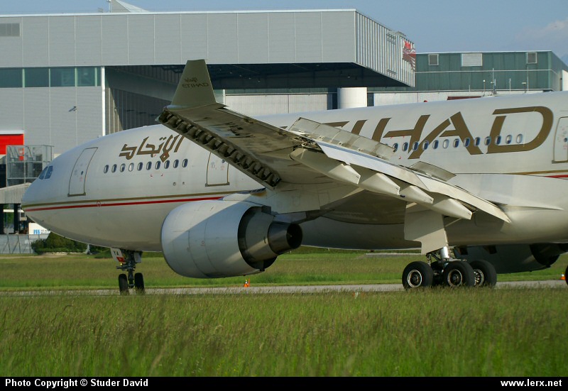 05 A330 Etihad Airways.jpg
